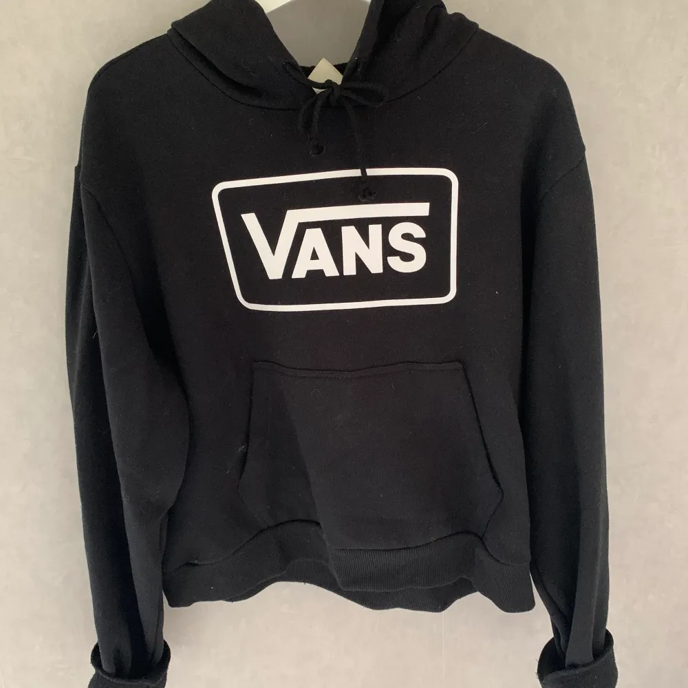 Vans hoddie i storlek L, funkar också som M. Bra skick. . Hoodies.