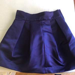Jättefin lila kjol i skimrande tyg❤️ Säljer den då den är för liten för mig