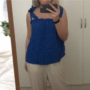 Blå topp - Urgullig topp/ linne från h&m med knytband från hm helt oanvänt!!💙💙 bara att skriva privat för fler bilder🙌🏼