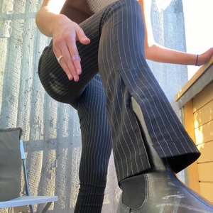 NAKD randiga kostymbyxor - Superfina men för korta för mig! Är stretchiga och jättesköna och har en superfin liten slits längst ner. Jag är 185 så passar nog ändå långa tjejer men som inte är fullt lika långa som jag:)❣️