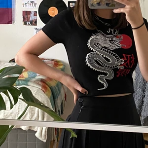 Svart T-shirt med tryck  - Jätte snygg, men kom aldrig till användning så prislappen är fortfarande kvar. Trycket är jätte coolt och bra kvalitet. Hör gärna av om du är intresserad, orginalpriset är 90kr och storleken är M men skulle säga att den är mer en S. Den är töjbar så det kan gå med M också