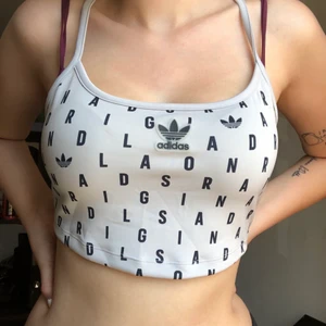 Adidas croppat linne - Knappt använd men finns en liten fläck vid ena bröstet, går säkert att skrubba bort. Köpt matchande till den rosa nättröjan som ligger uppe