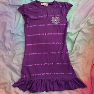 Hellokitty klänning 128 - Min syster säljer denna SUPER fina klänningen eftersom hon inte gillar färgen. Storleken är 128 men den är väldigt stretchig alltså kan tillomed jag ha den men dock som en tunika då. Hon vhar inte använt den så mycket. 