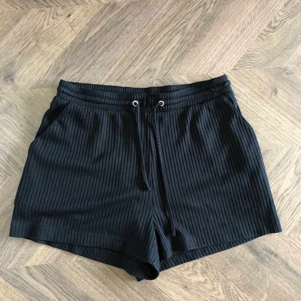 Ribbade svarta shorts från Weekday, strl XS. Samfraktar så se gärna mina andra annonser. #weekday #ribbat #short #svart. Shorts.