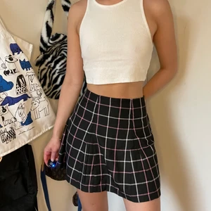 Tenniskjol  - Rutig tenniskjol, jätte gullig. Frakten kostar 39kr✨