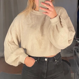 Stickad beige tröja - Säljer pga av att jag inte använder nåmer, puffiga ärmar och kortare i magen, frakt tillkommer 