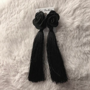 Örhängen nya  - Helt nya örhängen. Säljes pga att jag snabbt insåg att dessa inte var min stil. Skicka meddelande för fler bilder. Köp fler saker, samfraktar gärna! 