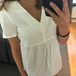 Vit klänning - Supergullig vit klänning💗storlek:xxs men passar mig som är S