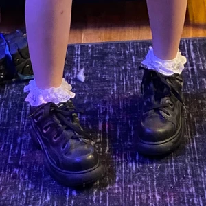 Buffalos  - Super fina biffalo liknande skor som jag köpt secondhand, använda men inte särkilt slitna. Väldigt bekväma och tycker inte dom är så klumpiga för sin storlek, det står stl 42  men skulle säga att den är 40 eller en liten 41a. Köparen står för frakt eller så möts jag upp i Stockholm ♥️