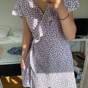 Lila blommig Klänning  - Lila blommig klänning använd 1-2 gånger men inte kommit till användning på senaste 