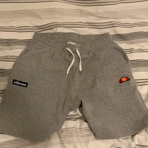 Ellesse mjukisshorts strl M - Säljer ellesse shorts som är hyfsat använda men endå i okej skick. 