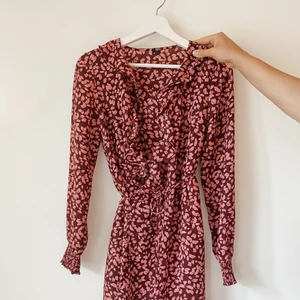 Blommig klänning - Använd en gång. 