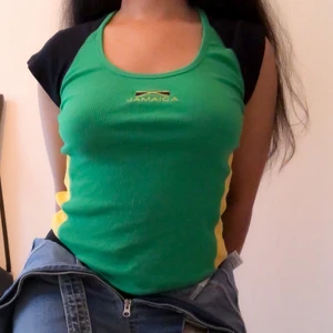 Jamaica topp - Står att det är en storlek XL, men passsr rätt många storlekar. Visad på en 36a. Skulle säga att den passar 36-40