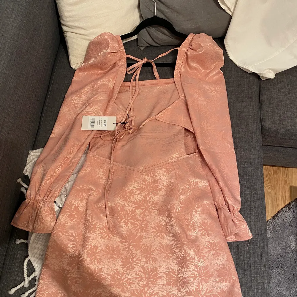 Säljer en super fin rosa klänning från misslisibells kollektion tillsammans med nakd. Den är bara provad en gång och prislappen sitter fortfarande kvar. Den är i storlek 36. . Klänningar.