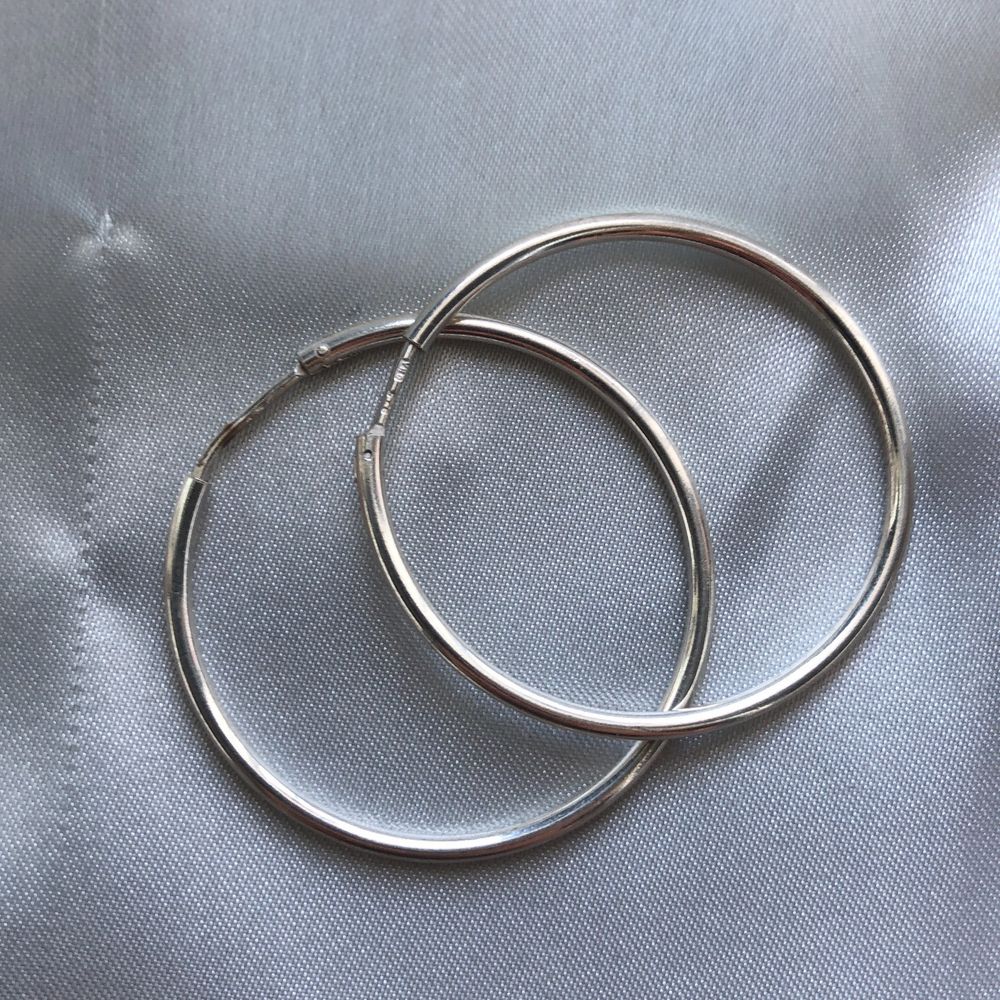 Ett par silvriga loops från Hallbergs guld vill se om någon är intresserad köpta för ~150kr ungefär. Accessoarer.