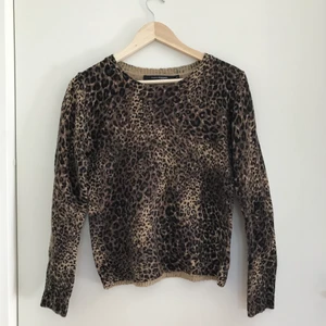 Leopardmönstrad tröja - Superfin stickad tröja med leopardmönster.