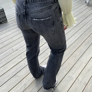 Raka gråa jeans  - Raka jeans från Zara i en grå tvätt. Jeansen passar mig som är 172 men även modellen som är 161. Jeansen är sparsamt använda! Nypris 399kr