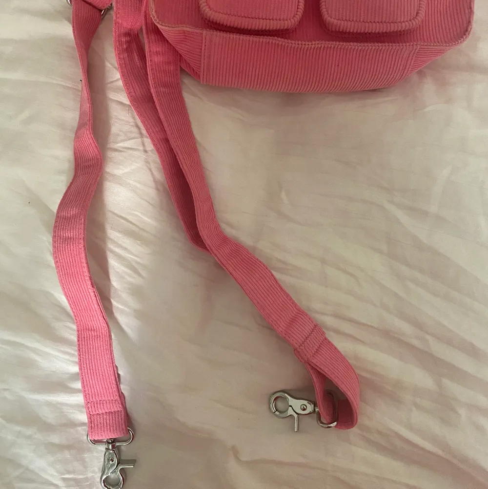 Säljer min nästan helt oanvända nunoo bag i rosa Manchester tyg. Använt den endast tre gånger så väskan är i ny skick. Kan frakta men då står köparen för frakt. Nypris på väskan är 1099kr. Väskor.