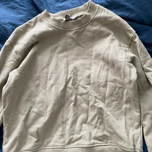 Sweatshirt - Jätte fin olivgrön sweatshirt från nakd. Perfekt till sommaren! 