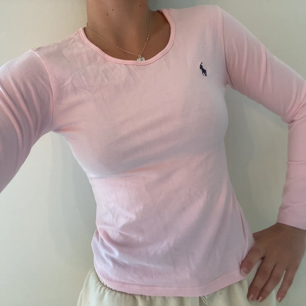 Söt rosa långärmad tröja från Polo Ralph Lauren storlek M. Knappt använd och är i fint skick. Köparen står för frakt . Tröjor & Koftor.