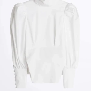 Blus från Gina Tricot storlek 38 - Supersöt vit blus ifrån Gina tricot i storlek 38! Öppen i ryggen & går upp i halsen. Använd 1 gång & är i nyskick. Köparen står för frakten. (Bilderna är ifrån gina tricots hemsida)