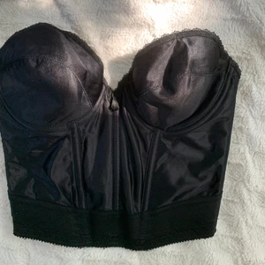 Svart Korsett/bustier  - Jätte fin korsett/bustier köpt på beyond retro för ca 250kr. Jag har 70C i bh storlek eller 75B, står ingen storlek. Aldrig använt den då jag tkr att den är lite för stor för mig runt bysten. 