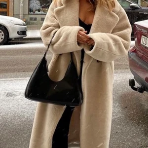 Svart väska  - Svart väska från NA-KD. Påminner om den svarta väskan från by far. Köparen står för frakt. Knappt använd, nyskick.