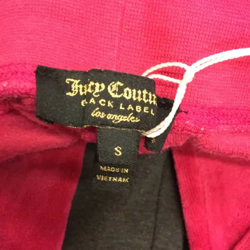 Super fina juicy couture byxor i en äldre modell som inte finns att köpa längre, så så fina men behöver verkligen pengarna! Långa på mig som är 170🥰Skriv vid frågor/intresse. Jeans & Byxor.