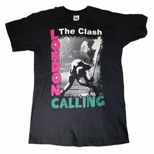 The Clash T-Shirt - Fett nice vintage The Clash t-shirt med tryck både där fram och bak i dunder skick. ¡Rock the Kahba!