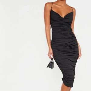 Midi dress - Säljer den fantastiskt snygga klänningen som är köpt från prettylittlething. Aldrig använd utan bara hängt i garderoben så den är i perfekt skick! Riktig elegant klänning som sitter som en smäck och framhäver kroppen på ett fint sätt! Passar XS-S!