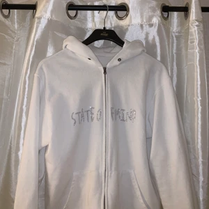 State of mind hoodie  - Säljer min fina State of mind hoodie⚡️⚡️Den är i mycket bra skick och har varken fläckar eller tappat några strass stenar. Inte använd speciellt mycket. Jag har normalt sett Xs,s skulle säga att den sitter oversize på mig, så passar M med. Nypris 600