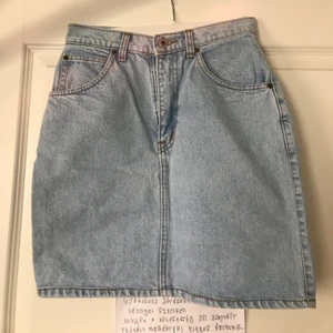 Jeanskjol - Vintage jeanskjol, skulle säga storlek XS. Fin till sommaren ☀️.. Jag säljer det för 39 kr inklusive 57 kr frakt . 