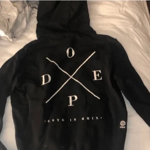 Dope hoodie  - Säljer denna för att jag vuxit ur denna , har vart min favorit hoodie länge , den har ett litet hål vid ena armbågen , vid snabb affär sänker jag priset, kom privat om ni har frågor eller vill ha mer bilder , köpare står för frakt💓💓