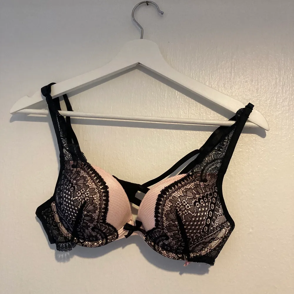 Snygg push up bh från Hunkemöller. Aldrig använd , bara legat i lådan och sett snygg ut. Tyvärr är den för liten på mig så den hade nog passat bättre på någon annan. Size 75A, något större i storleken skulle jag säga. Frakt 11:- (frimärke) . Toppar.