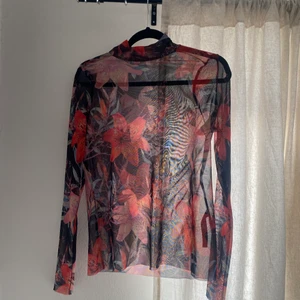 Blommig mesh, strechig - Den passar Medium men är en XS (passar även xs såklart), väldigt väldigt fint material, snygg också och skön