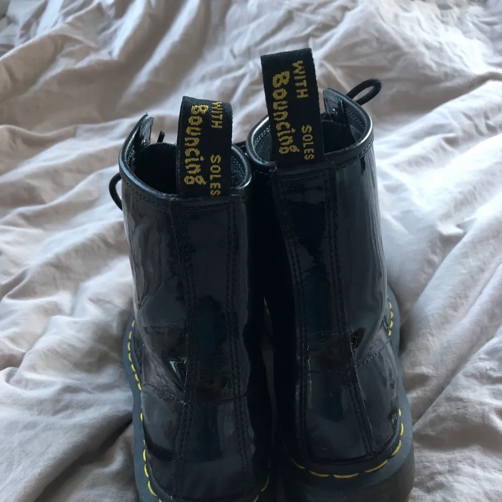 Nästan helt oanvända Dr Martens boots i storleken 39. Jag har använt dom runt 4-5 ggr men kände att det inte riktigt var min stil och därför vill jag sälja dom.. Skor.
