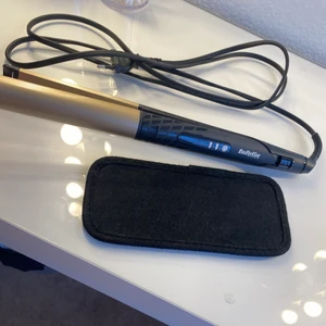 Plattång och locktång 2-in-1 - 2-in-1 plattång och locktång från BaByliss som är använd endast några gånger, därför i fint skick. Säljer pga att jag har två plattänger. Den har en digital display där man justerar temperaturen själv från 140-235 grader och blir varm snabbt. Man kan stänga ihop plattången så att det blir en locktång. Ingår en svart värmeskyddsmatta (se bilden). 