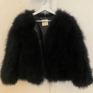 Pello Bello feather jacket svart i superbra skick⚡️🧸❤️‍🔥⚡️⚡️🧸🧸 köparen står för frakten⚡️⚡️(andra bilden är lånad) 