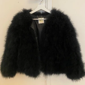 Jacka - Pello Bello feather jacket svart i superbra skick⚡️🧸❤️‍🔥⚡️⚡️🧸🧸 köparen står för frakten⚡️⚡️(andra bilden är lånad) 