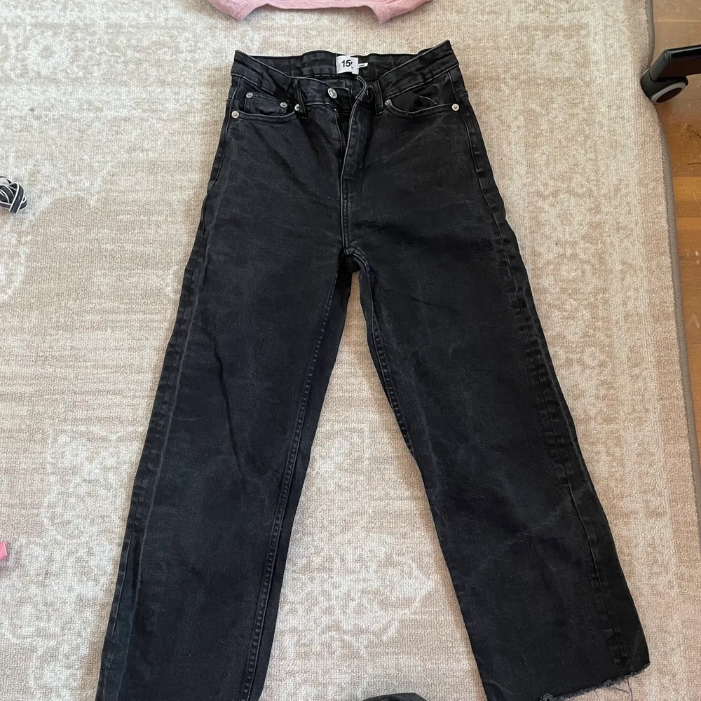 Svarta raka jeans ifrån lager 157! Inte använda då de är för stora❤️. Jeans & Byxor.