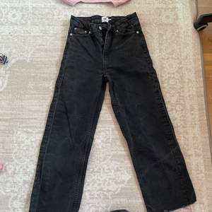 Svarta raka jeans ifrån lager 157! Inte använda då de är för stora❤️