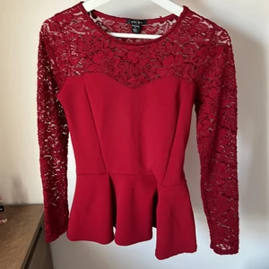 Blus Strl S - Fin blus med stretchigt material och kan passa även någon som har M, använt ca 5 gånger. 