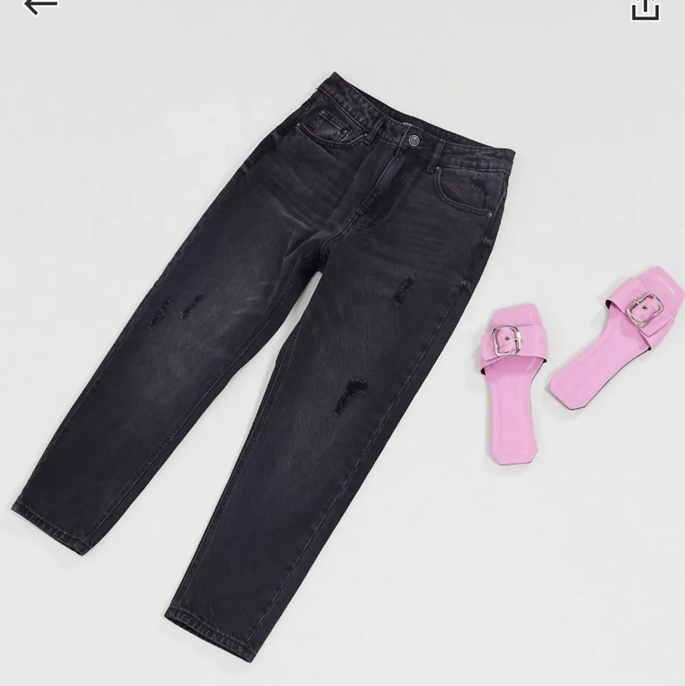 Ett par mörkgråa/svarta mom jeans från Vero Moda. Använda ca 3 gånger så i väldigt fint skick! Frakt tillkommer, men priset kan diskuteras! 👍🏻. Jeans & Byxor.