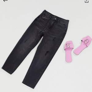 Ett par mörkgråa/svarta mom jeans från Vero Moda. Använda ca 3 gånger så i väldigt fint skick! Frakt tillkommer, men priset kan diskuteras! 👍🏻