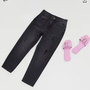 Ett par mörkgråa/svarta mom jeans från Vero Moda. Använda ca 3 gånger så i väldigt fint skick! Frakt tillkommer, men priset kan diskuteras! 👍🏻