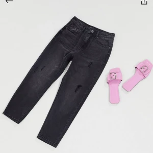 Vero Moda mom jeans - Ett par mörkgråa/svarta mom jeans från Vero Moda. Använda ca 3 gånger så i väldigt fint skick! Frakt tillkommer, men priset kan diskuteras! 👍🏻
