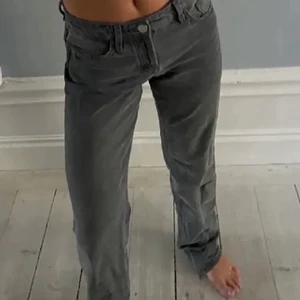 Gråa mid waist zara jeans - Säljer dessa populära zara jeans i storlek 36. Första bilden är lånad men andra är mina, kom med egna bud💕