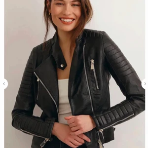 Chiqelle jacka  - Tänkte nu sälja denna jackan för jag vill köpa en ny vår jacka men jag gillar Denna ändå mycket den är fett fin jag köpte den för 700 och de storlek 36 de passar xs och s priset kan diskuteras men snabb affär 