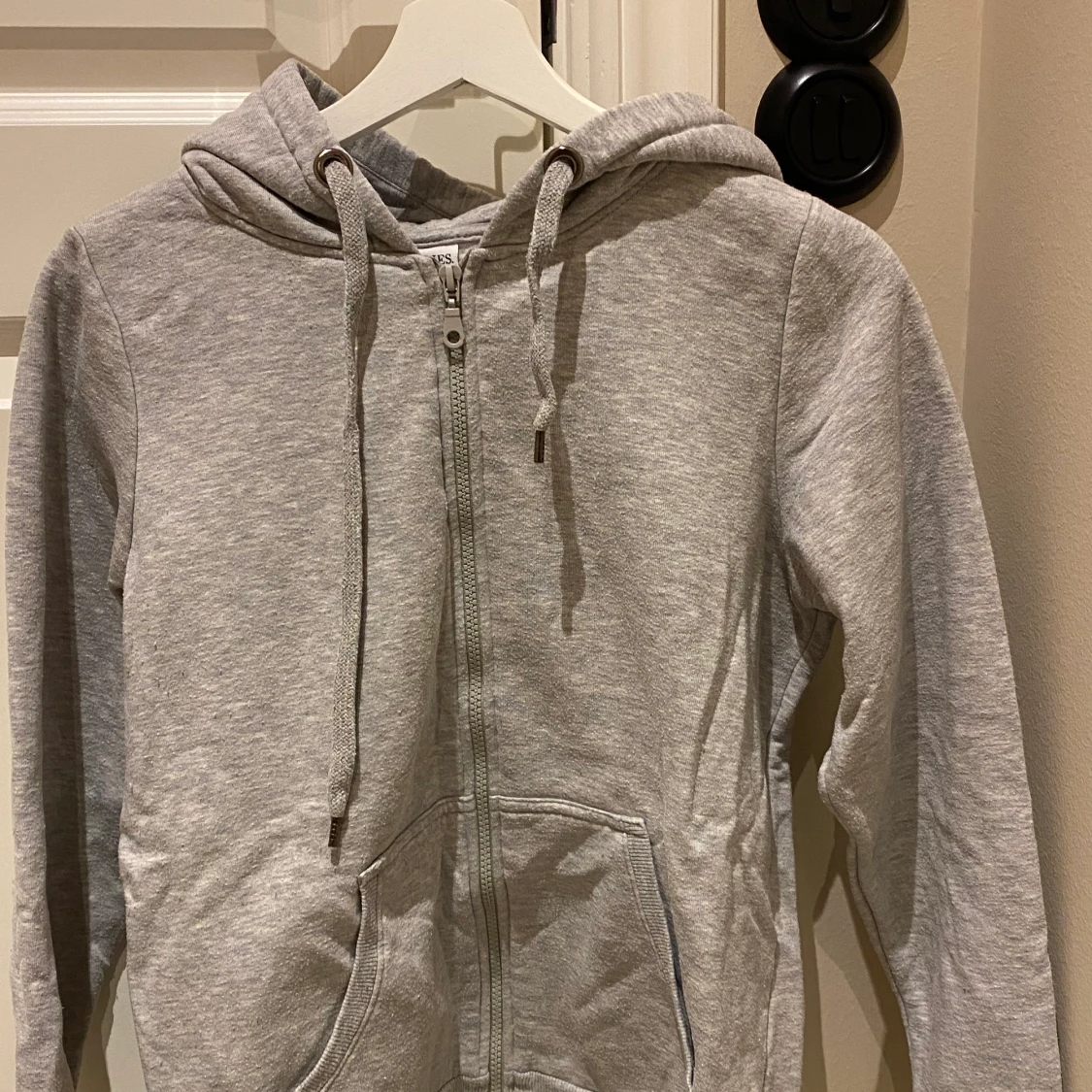 Grå huvtröja