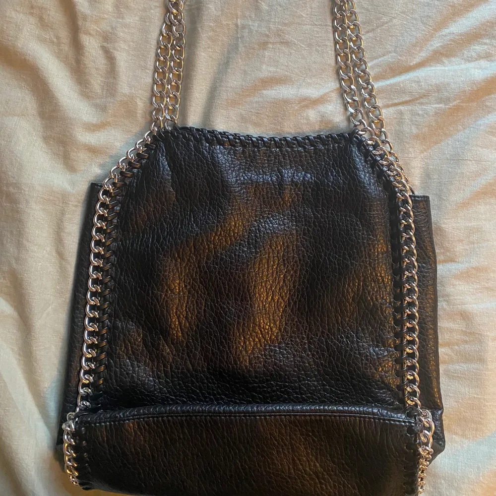 Säljer nu min Stella McCartney liknande väska från Tiamo. Väskan är i den större modell och är köpt på Scorett för några år sedan. Den är använd men är i mycket bra skick, i princip nyskick. . Väskor.
